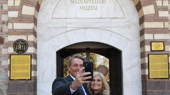 Büyükelçiden müzede selfie