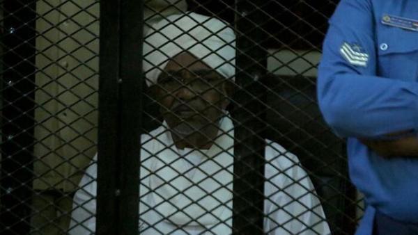 Devrik Sudan lideri Ömer el-Beşir, 2 yıl hapse mahkum edildi Devrik Sudan lideri Ömer el-Beşir, 2 yıl hapse mahkum edildi