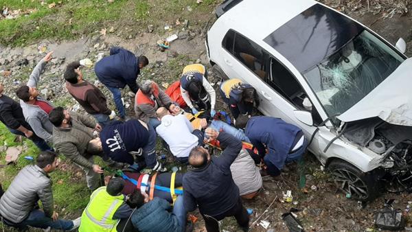 otomobil kopruden dustu 2 yarali son dakika haberleri internet