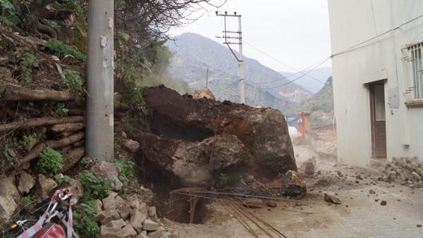 Aydın'da heyelan yol kapattı Aydın'da heyelan yol kapattı