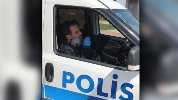 Polisin 'evde kal' şarkısı gülümsetti