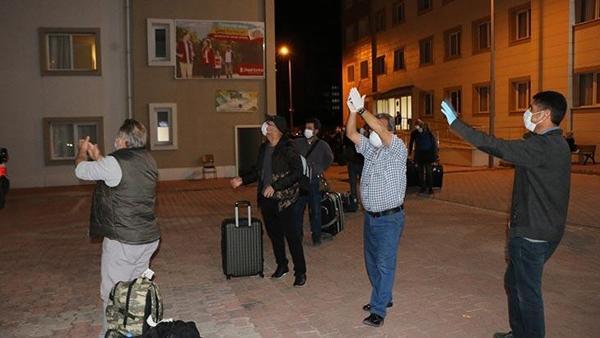 Karantina süresi biten 479 işçi memleketlerine alkışlarla gönderildi