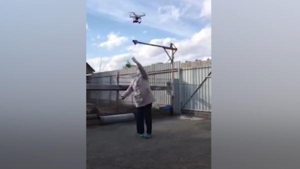 Rusya'da karantinada drone ile kek servisi