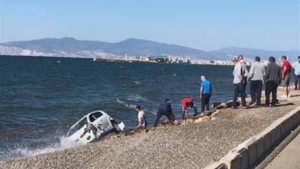 İzmir'de kaza yapan otomobil denize düştü! Yaralılar var İzmir'de kaza yapan otomobil denize düştü! Yaralılar var