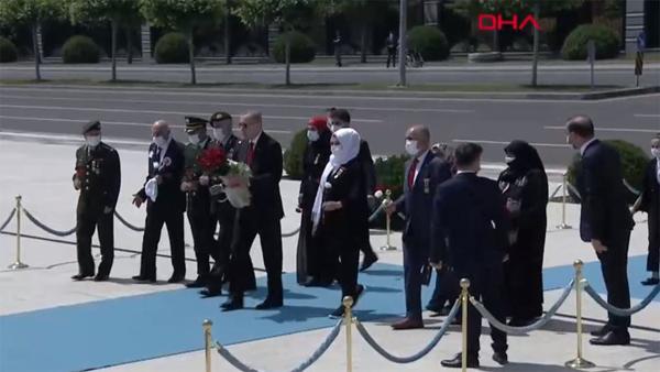 Son dakika haberler... Darbeye direnişin 4. yılı... Cumhurbaşkanı Erdoğan çelenk bıraktı.