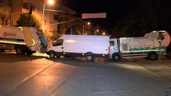 Burası İstanbul! Yol gece yarısı kamyonlarla kapatıldı... Burası İstanbul! Yol gece yarısı kamyonlarla kapatıldı...