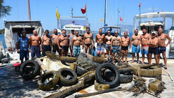 Kumluk Plajı'nda denizden çıkarılan çöpler görenleri hayrete düşürdü  