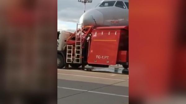 Rusya'da havalimanında korku dolu anlar! Uçağa böyle çarptı