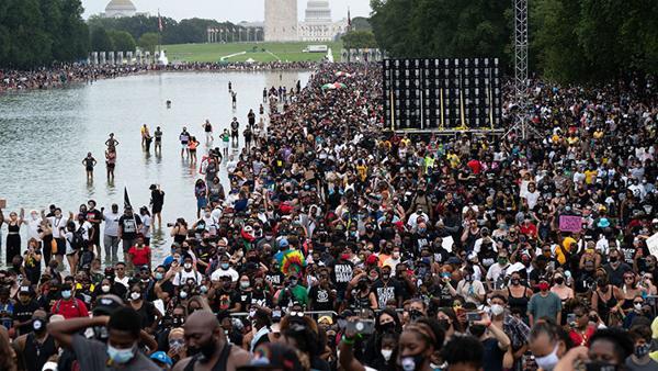 Washington'da on binlerce ABD'li ırkçılık ve polis şiddetine karşı yürüdü Washington'da on binlerce ABD'li ırkçılık ve polis şiddetine karşı yürüdü