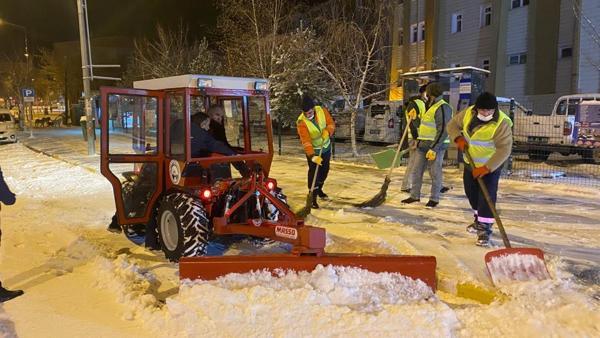 Ardahan’da lapa lapa yağan kar nedeniyle kent beyaza büründü