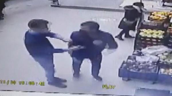Esenyurt'ta yakalandı! Montunun cebinden 5 sucuk çıktı... Esenyurt'ta yakalandı! Montunun cebinden 5 sucuk çıktı...