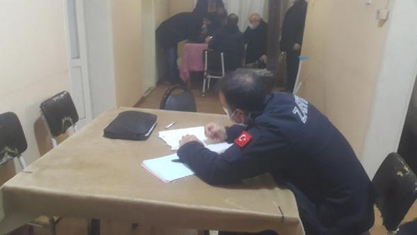 Düzce'de evde kumar oynayan 17 kişiye 58 bin 973 lira ceza