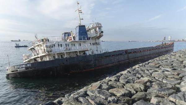 Zeytinburnu'nda karaya oturan gemide dalgıçlar, görüntü alarak inceleme yaptı Zeytinburnu'nda karaya oturan gemide dalgıçlar, görüntü alarak inceleme yaptı