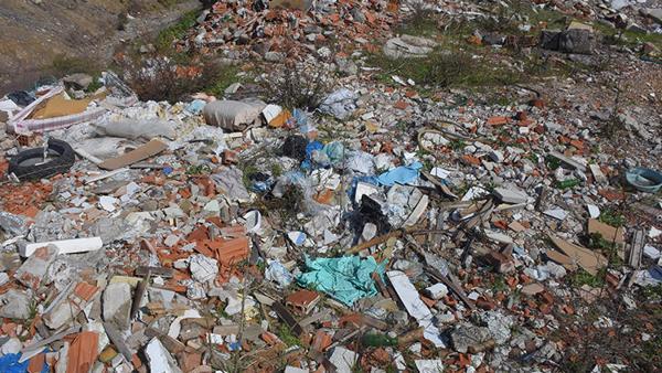 İzmir'de asbestli atıkların kaçak olarak döküldüğü tarım alanı çöplüğe dönüştü İzmir'de asbestli atıkların kaçak olarak döküldüğü tarım alanı çöplüğe dönüştü