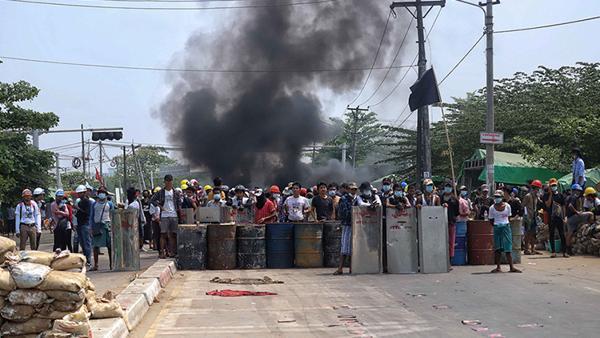 Myanmar'da darbeye karşı yeni hamle: Halk ordusu kurmaya hazırlanıyorlar Myanmar'da darbeye karşı yeni hamle: Halk ordusu kurmaya hazırlanıyorlar