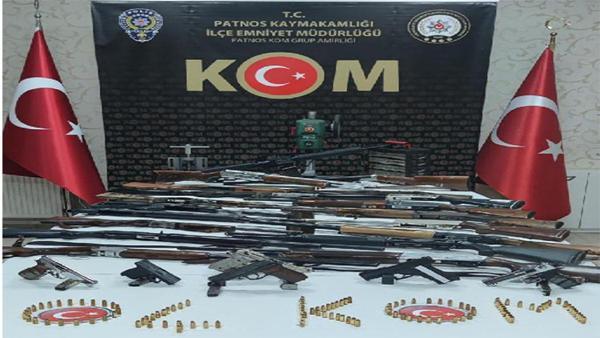 25 tüfek ve tabanca ile yakalanan 3 kişi tutuklandı 25 tüfek ve tabanca ile yakalanan 3 kişi tutuklandı