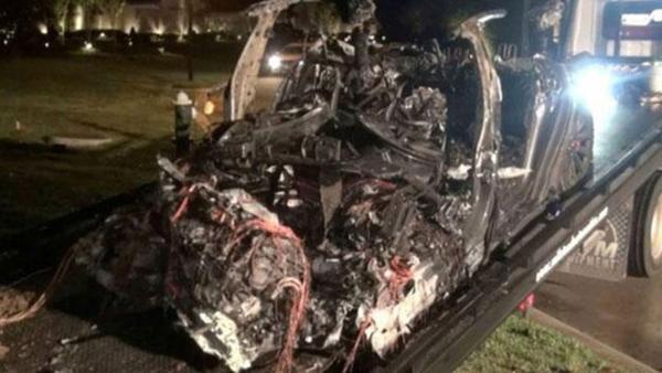 Tesla'dan ölümlü kaza sonrası açıklama: Sürücü koltuğu boş değildi! Tesla'dan ölümlü kaza sonrası açıklama: Sürücü koltuğu boş değildi!