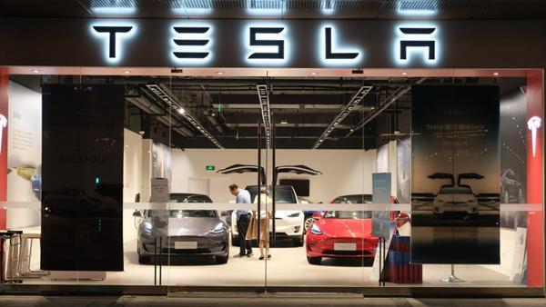 Elon Musk'a Çin'de Tesla şoku