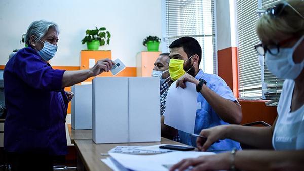 Bulgaristan'daki seçimde iki parti başa baş gidiyor Bulgaristan'daki seçimde iki parti başa baş gidiyor