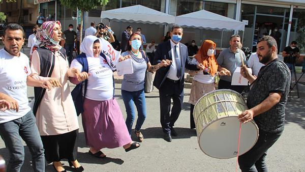 Diyarbakır'da evlat nöbetinde 3 kavuşma daha... Aileler HDP önünde kurban kesti Diyarbakır'da evlat nöbetinde 3 kavuşma daha... Aileler HDP önünde kurban kesti