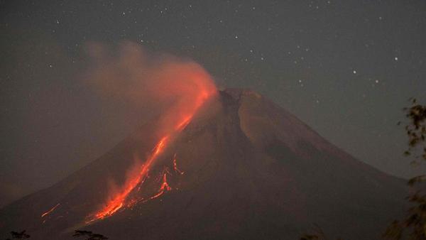 Endonezya'daki Merapi Yanardağı'nda patlama gerçekleşti