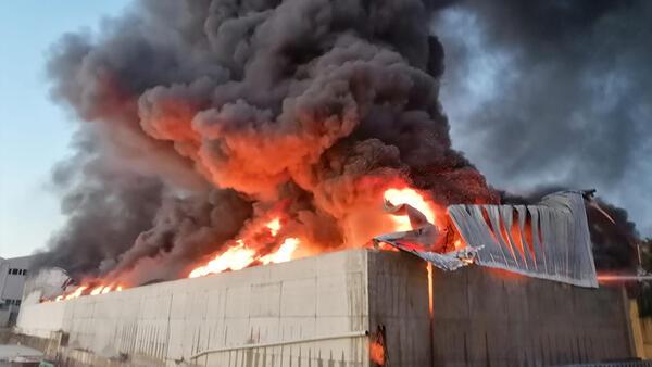 Silivri'de plastik fabrikasında yangın çıktı!
