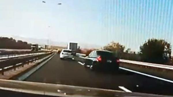 Trafik canavarlarının yarışı kazayla bitti! Korkunç anlar kamerada