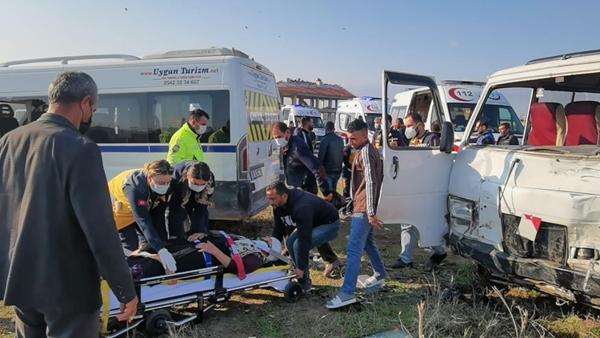 Bursa'da minibüsler çarpıştı: Çok sayıda yaralı var Bursa'da minibüsler çarpıştı: Çok sayıda yaralı var
