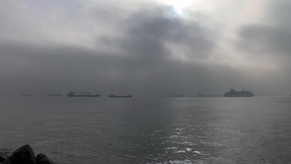 İstanbul Boğazı'ndaki sis nedeniyle onlarca gemi bekliyor İstanbul Boğazı'ndaki sis nedeniyle onlarca gemi bekliyor