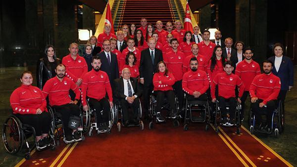 Cumhurbaşkanı Erdoğan milli sporcuları kabul etti
