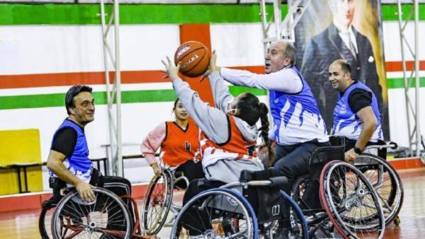 Muharrem İnce, tekerlekli sandalyede basketbol oynadı Muharrem İnce, tekerlekli sandalyede basketbol oynadı