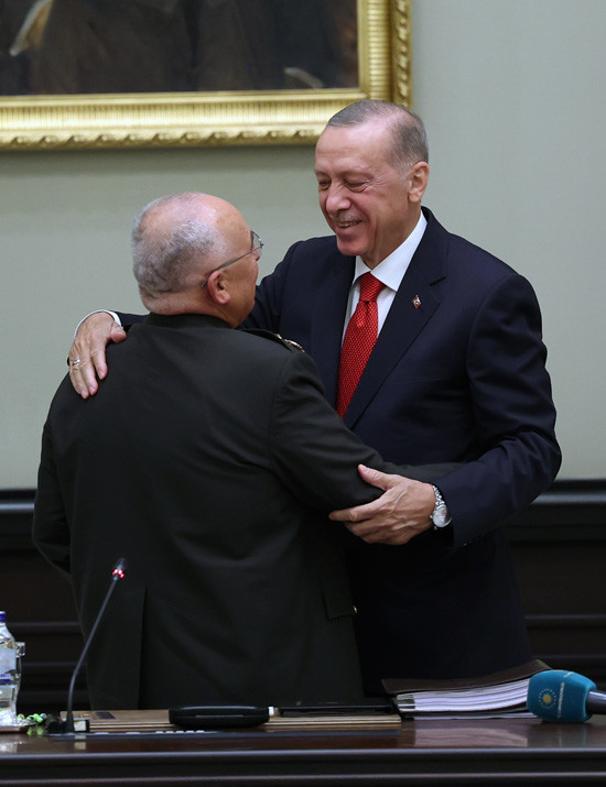 MGKda duygu dolu anlar... Emekliye ayrılan komutan Musa Avseverden Cumhurbaşkanı Erdoğana teşekkür