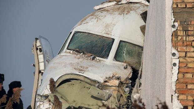 Son dakika... Kazakistan'da yolcu uçağı kalkış sırasında düştü! Ölü sayısı artıyor