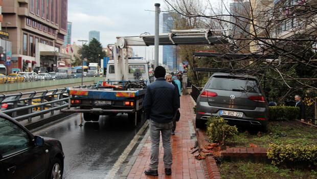 Beşiktaş'ta kaza yapan otomobil kaldırıma çıktı 