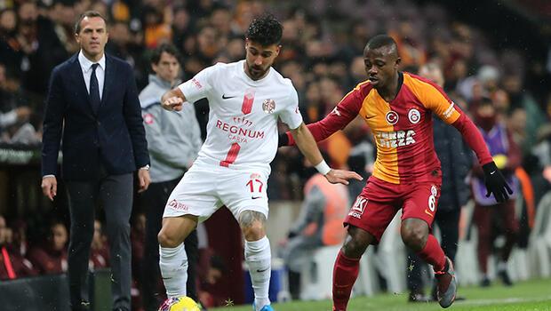 Galatasaray - Antalyaspor maçında Nihat Özdemir ve Tarık Çamdal'a protesto