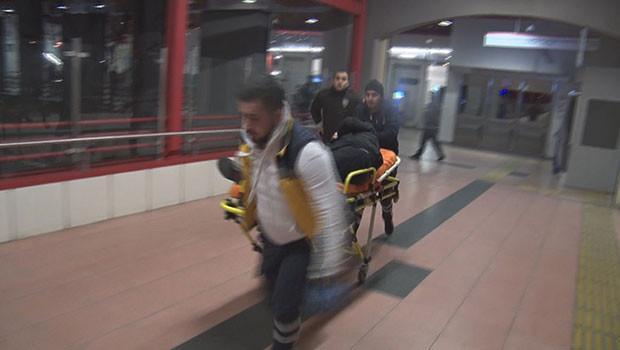 Metroda dehşet 2 kişi bıçaklandı