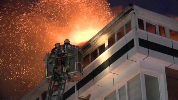 Gaziosmanpaşa'da 4 katlı bir binanın çatı katı alev alev yandı
