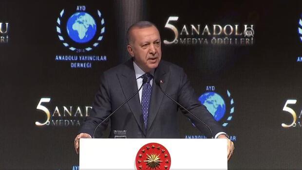 Son dakika... Cumhurbaşkanı Erdoğan, Elazığ depreminde atılan mesajlara sert çıktı: Kendini bilmezler
