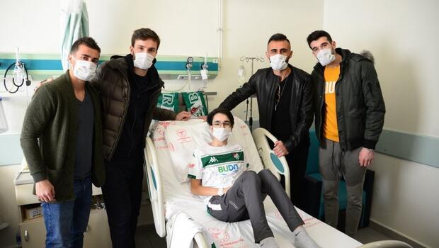 Bursasporlu futbolculardan lösemi tedavisi gören çocuğa hastanede ziyaret 