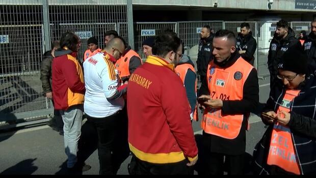 Galatasaraylı taraftarlar derbiyi bekliyor 