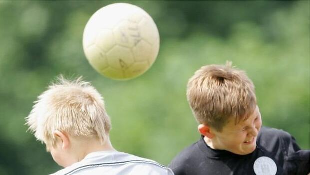 İngiltere, İskoçya ve Kuzey İrlanda'da 11 yaşından küçük çocukların topa kafa vurması yasaklandı