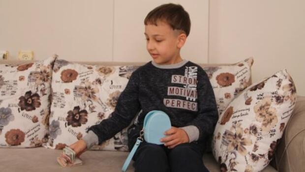 7 yaşındaki Mustafa, ok ve yay parasını kampanyaya bağışladı