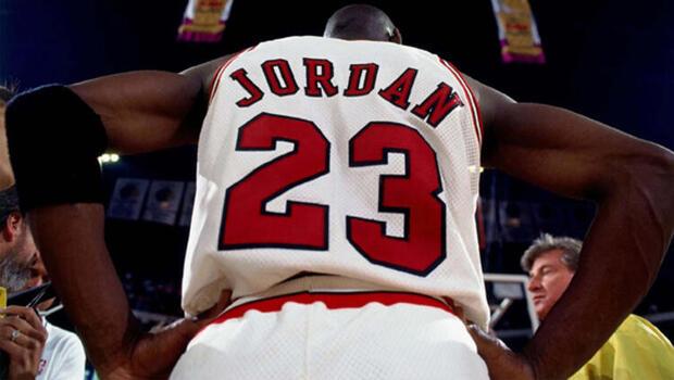 Efsane basketbolcu Michael Jordan’ın formasına servet ödediler