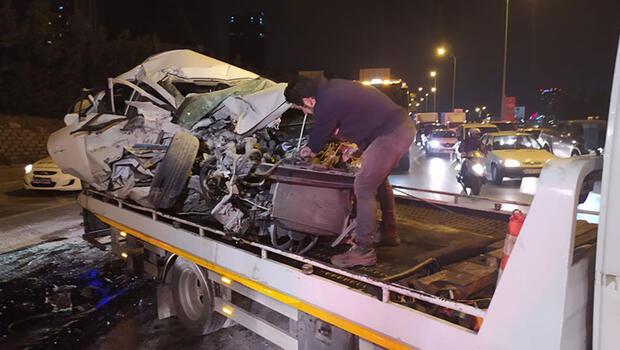 Maltepe'de otomobil özel halk otobüsüne çarptı, otomobil sürücüsü ağır yaralı