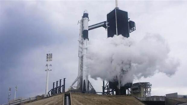 SpaceX'in ilk insanlı uzay mekiği denemesi hava koşulları nedeniyle ertelendi