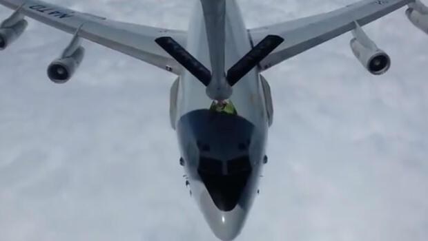 MSB paylaştı... AWACS'a havada yakıt ikmali