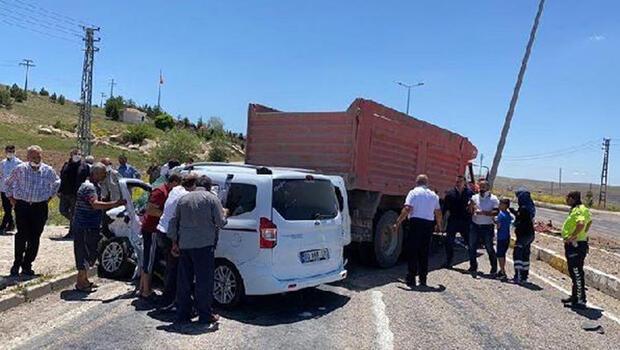 Kayseri'de kamyon ile hafif ticari araç çarpıştı: 5 yaralı