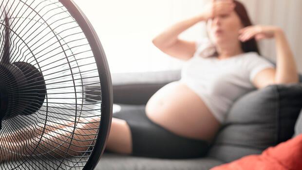 Aşırı sıcaklardan etkilenmemek için yaz hamilelerine 4 kritik uyarı