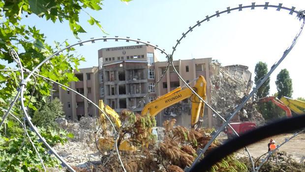 Silivri depremi'nden etkilenen İÜC Veteriner Fakültesi'nin yıkımına başlandı