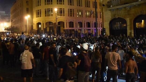 Beyrut'ta gösteriler devam ediyor! Çok sayıda yaralı var